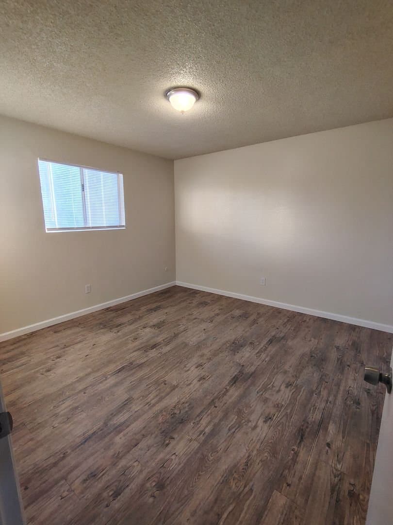 Bakersfield Single Room: 2401-013 Christmas Tree Ln