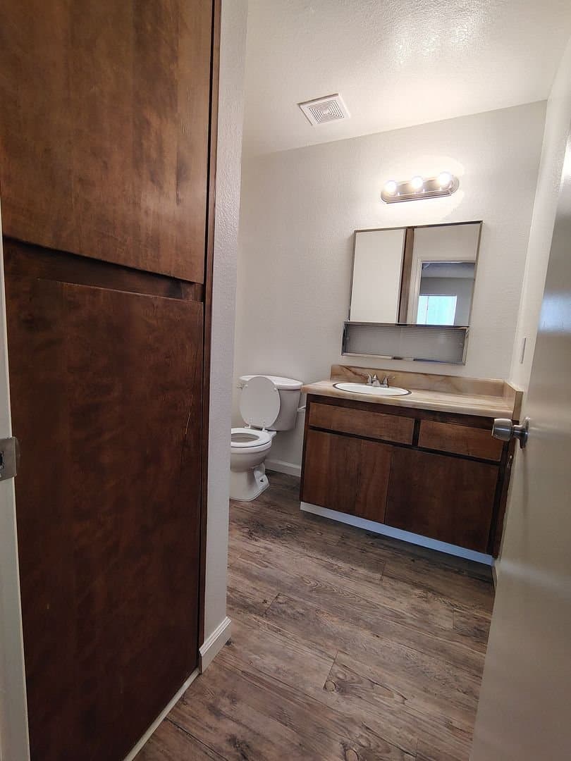 Bakersfield Single Room: 2401-013 Christmas Tree Ln
