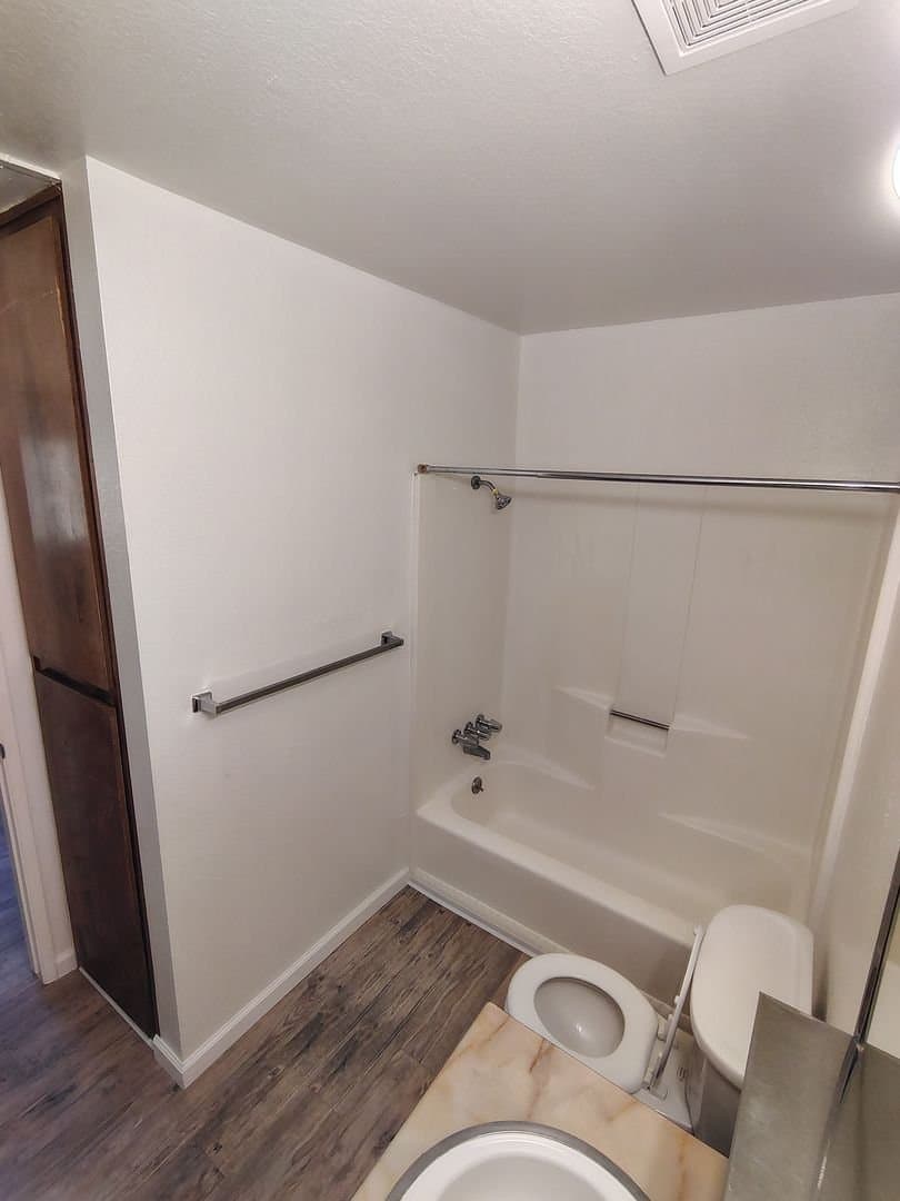 Bakersfield Single Room: 2401-013 Christmas Tree Ln