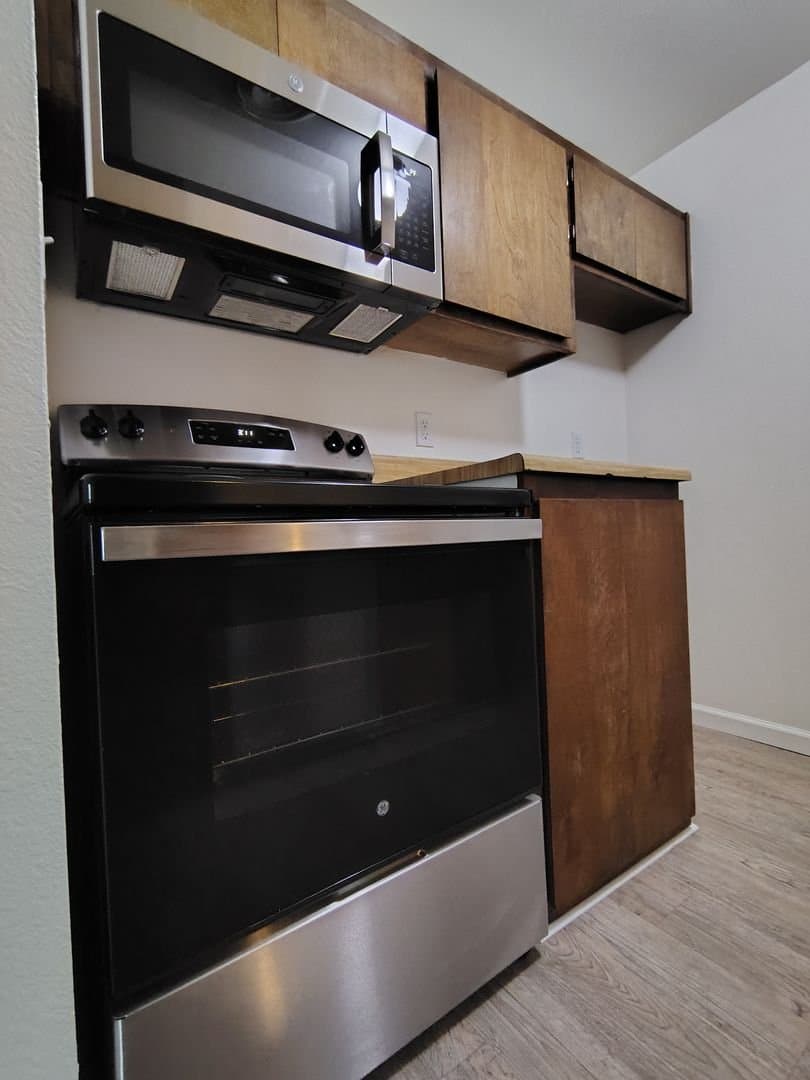 Bakersfield Single Room: 2401-013 Christmas Tree Ln