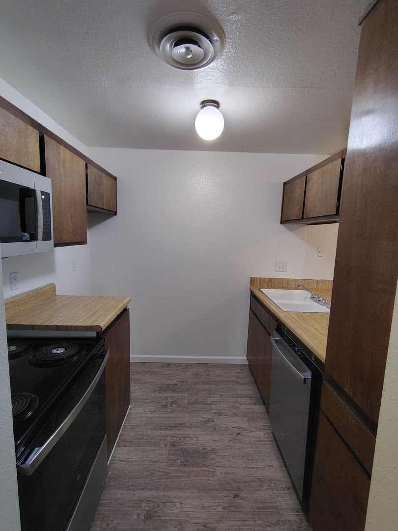 Bakersfield Single Room: 2401-013 Christmas Tree Ln