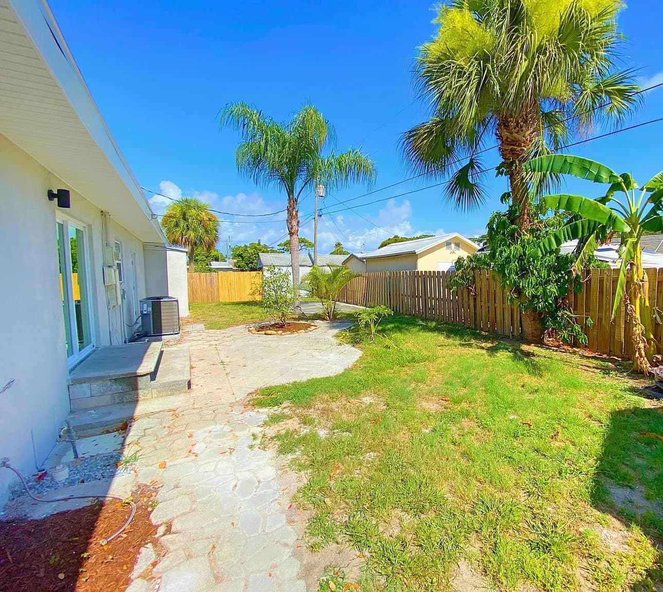 Melbourne House: 317 Live Oak Ln