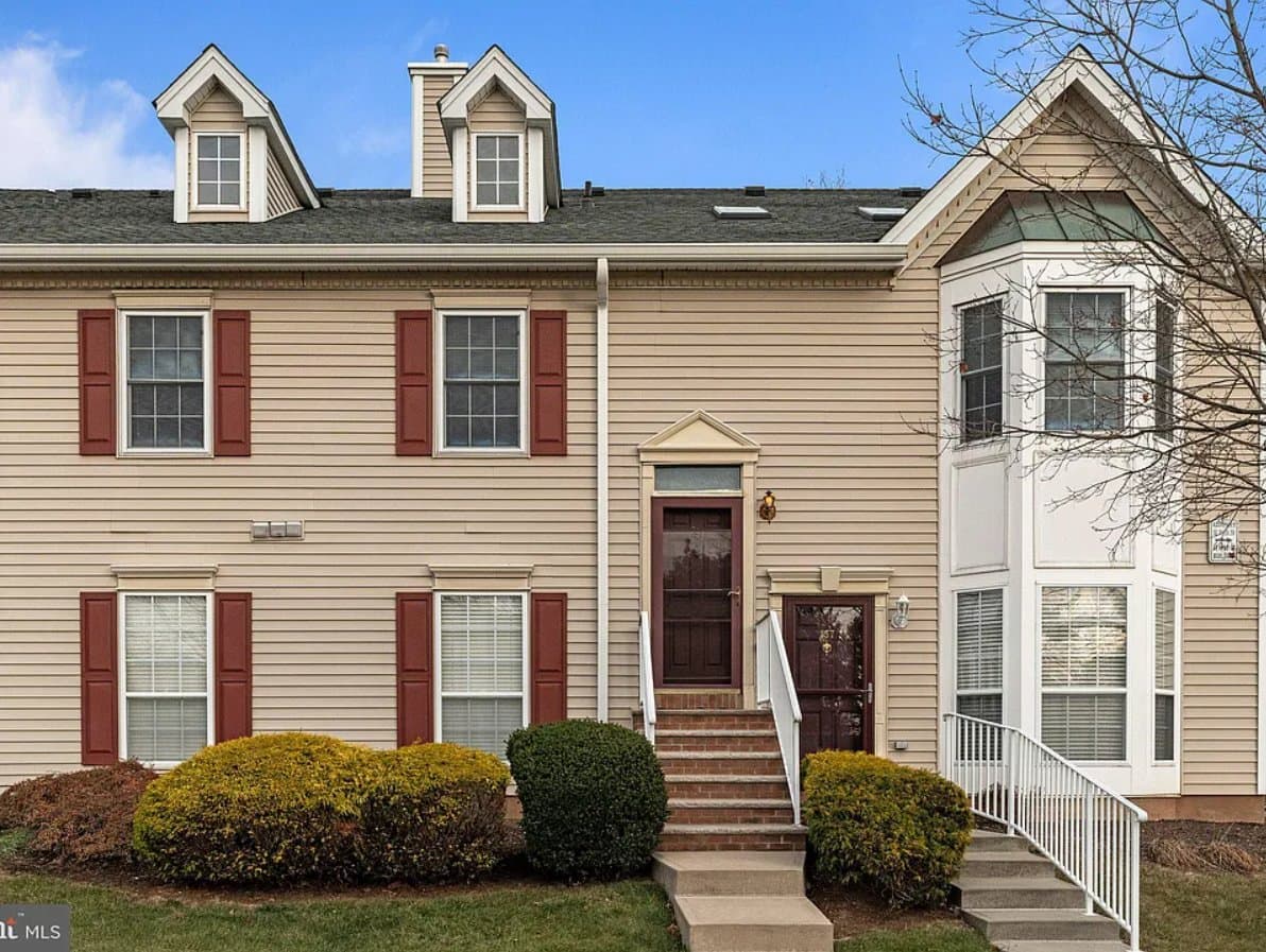 Franklin Park Condo: 253 Columbus Dr