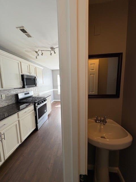 Raleigh House: 1600 Beacon Village Dr