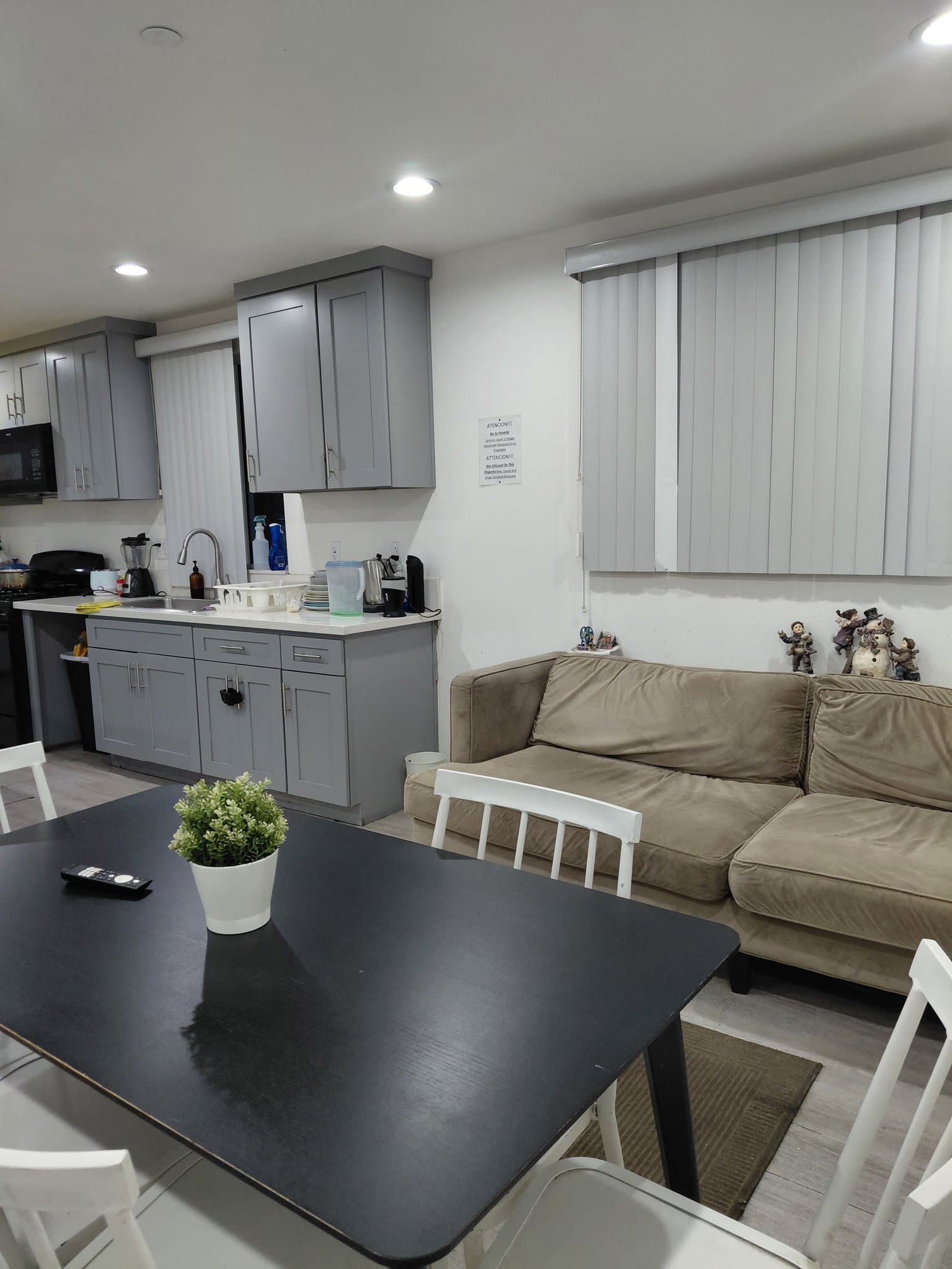 Los Angeles Single Room: 1432 E 20th St