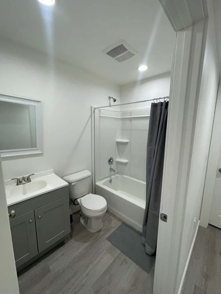 Los Angeles Single Room: 1432 E 20th St