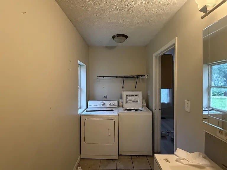 Peoria House: 1829 W Butler St