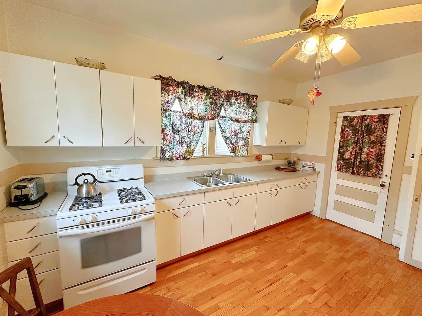 Streator House: 1121 E Main St