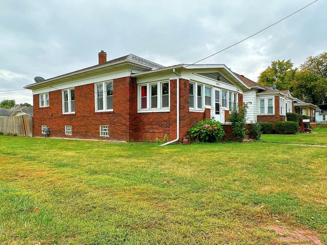 Streator House: 1121 E Main St