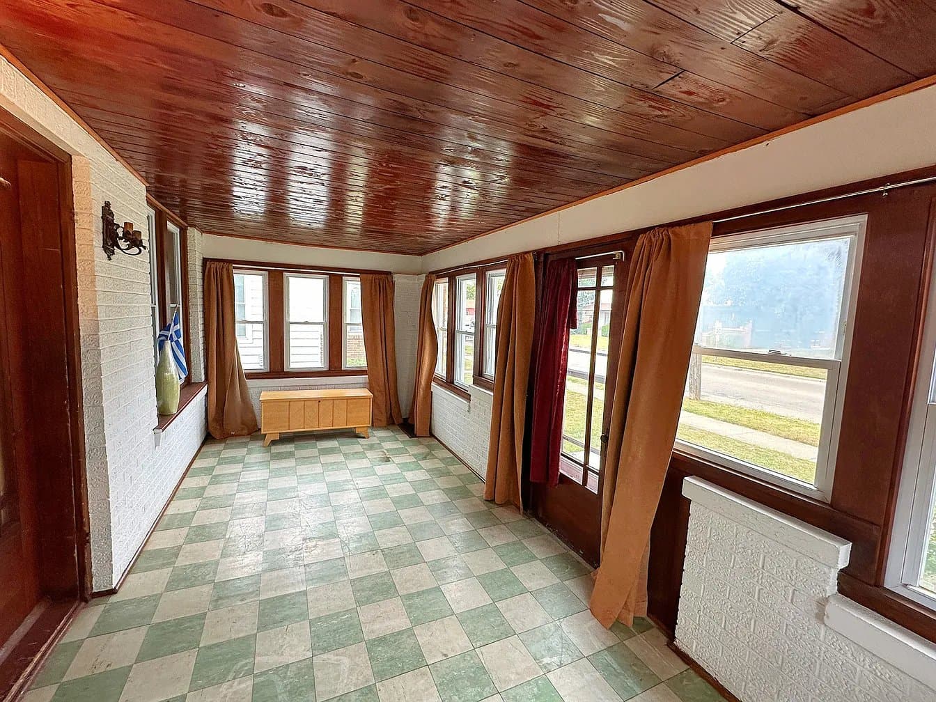 Streator House: 1121 E Main St
