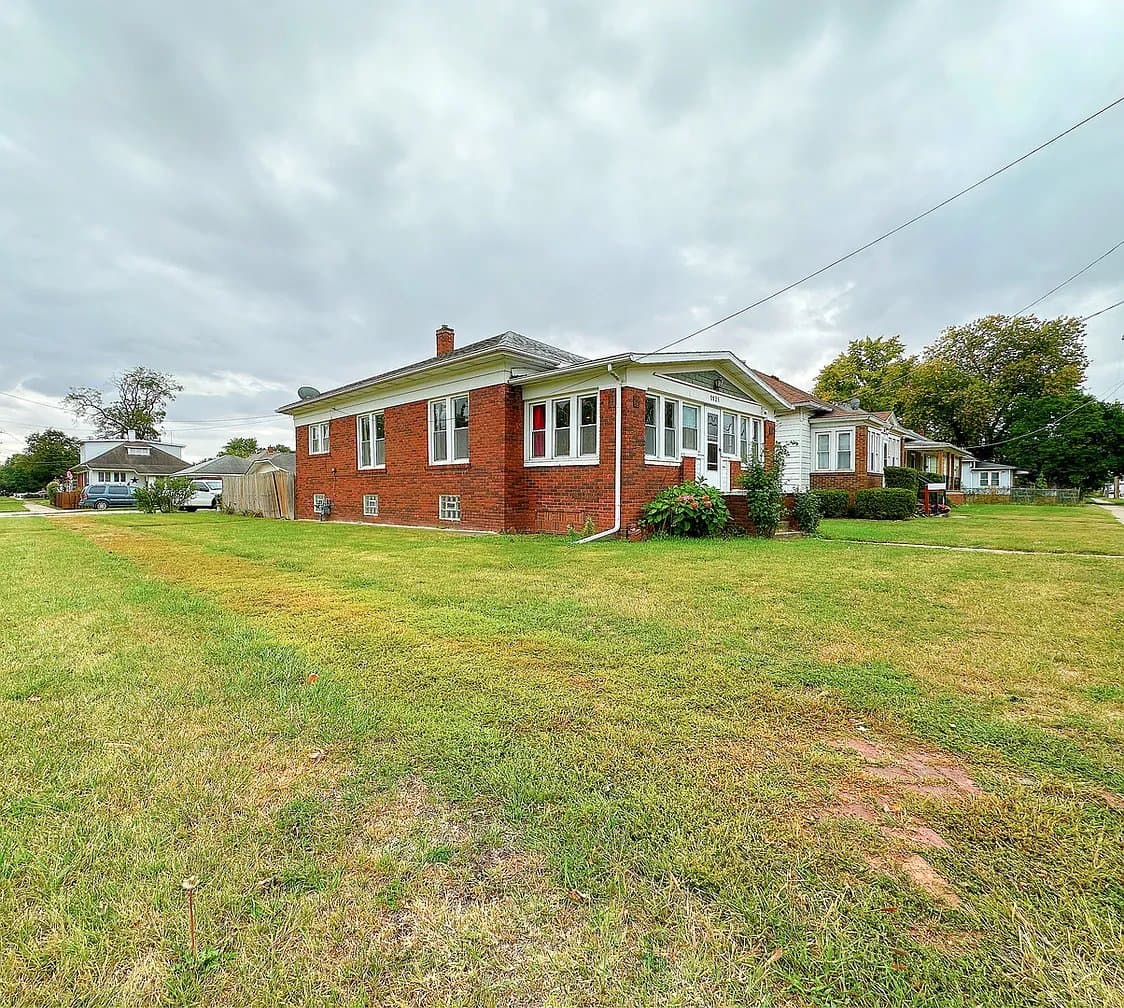 Streator House: 1121 E Main St
