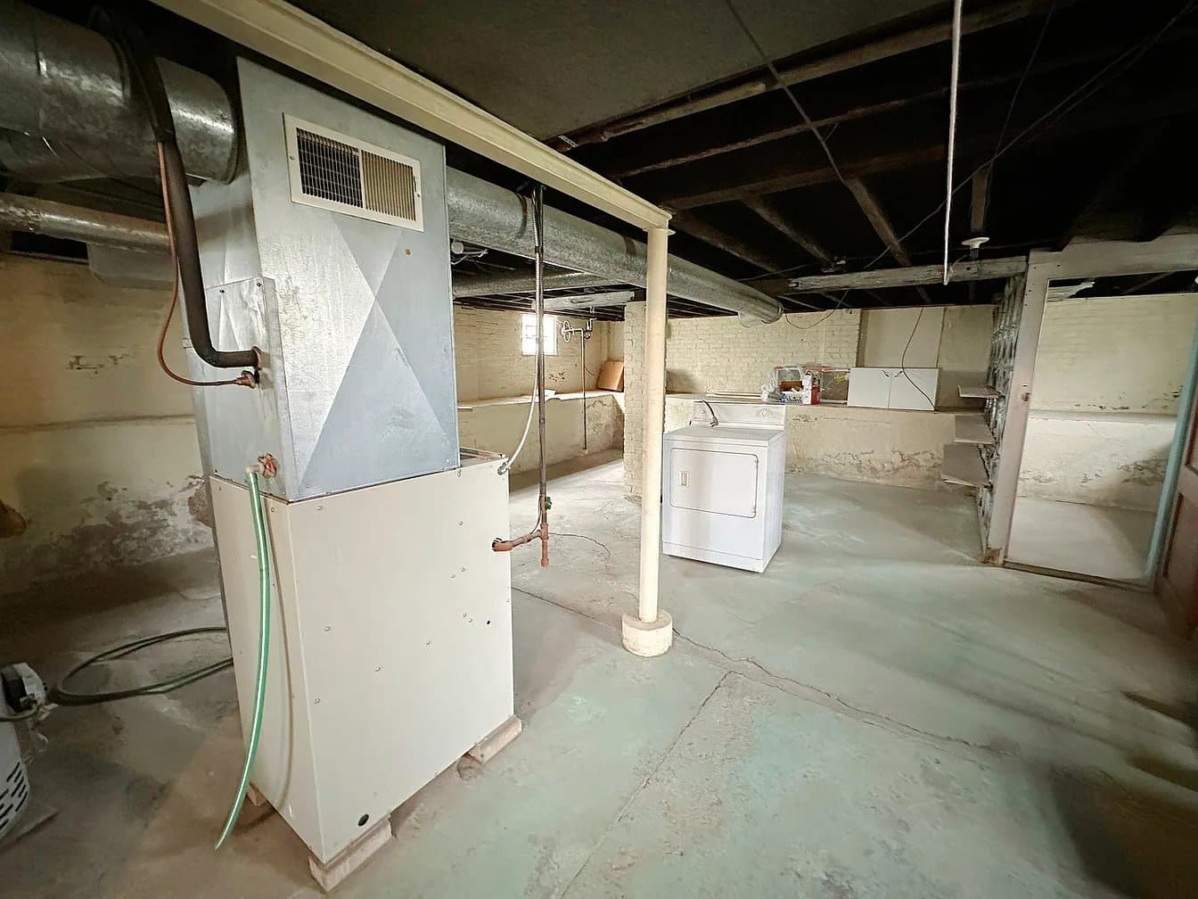 Streator House: 1121 E Main St