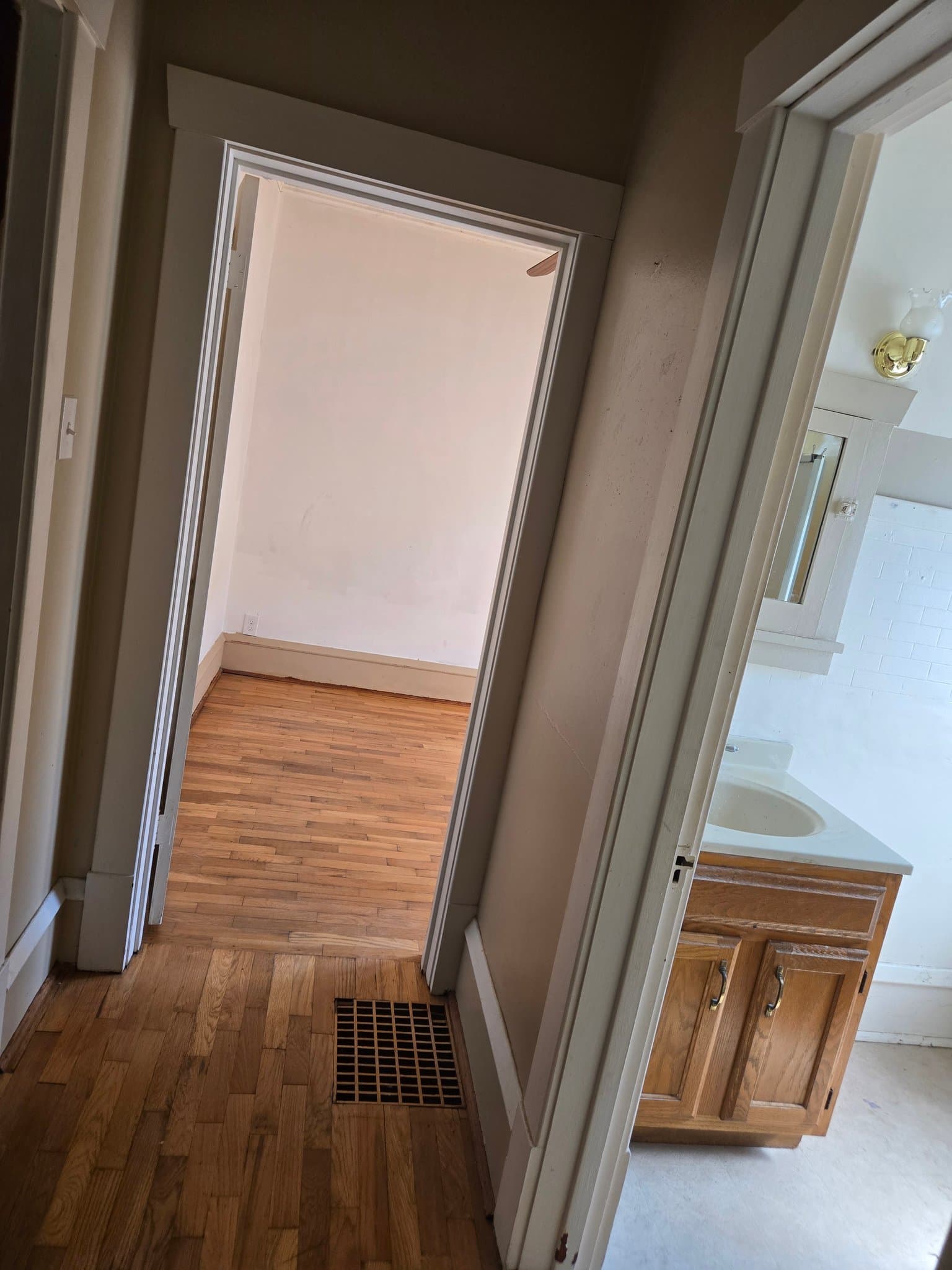 Streator House: 1121 E Main St