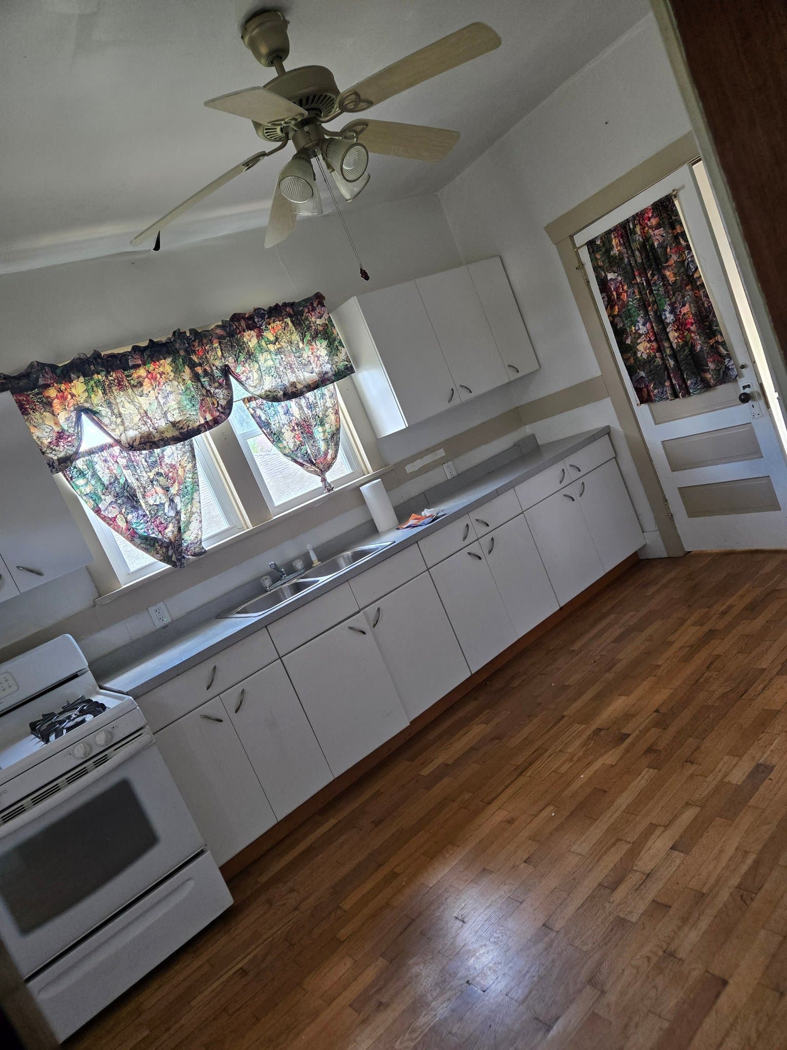 Streator House: 1121 E Main St