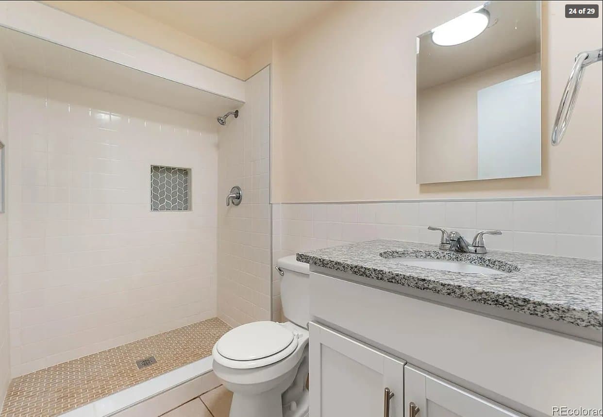 Golden Single Room: 1358 Urban St