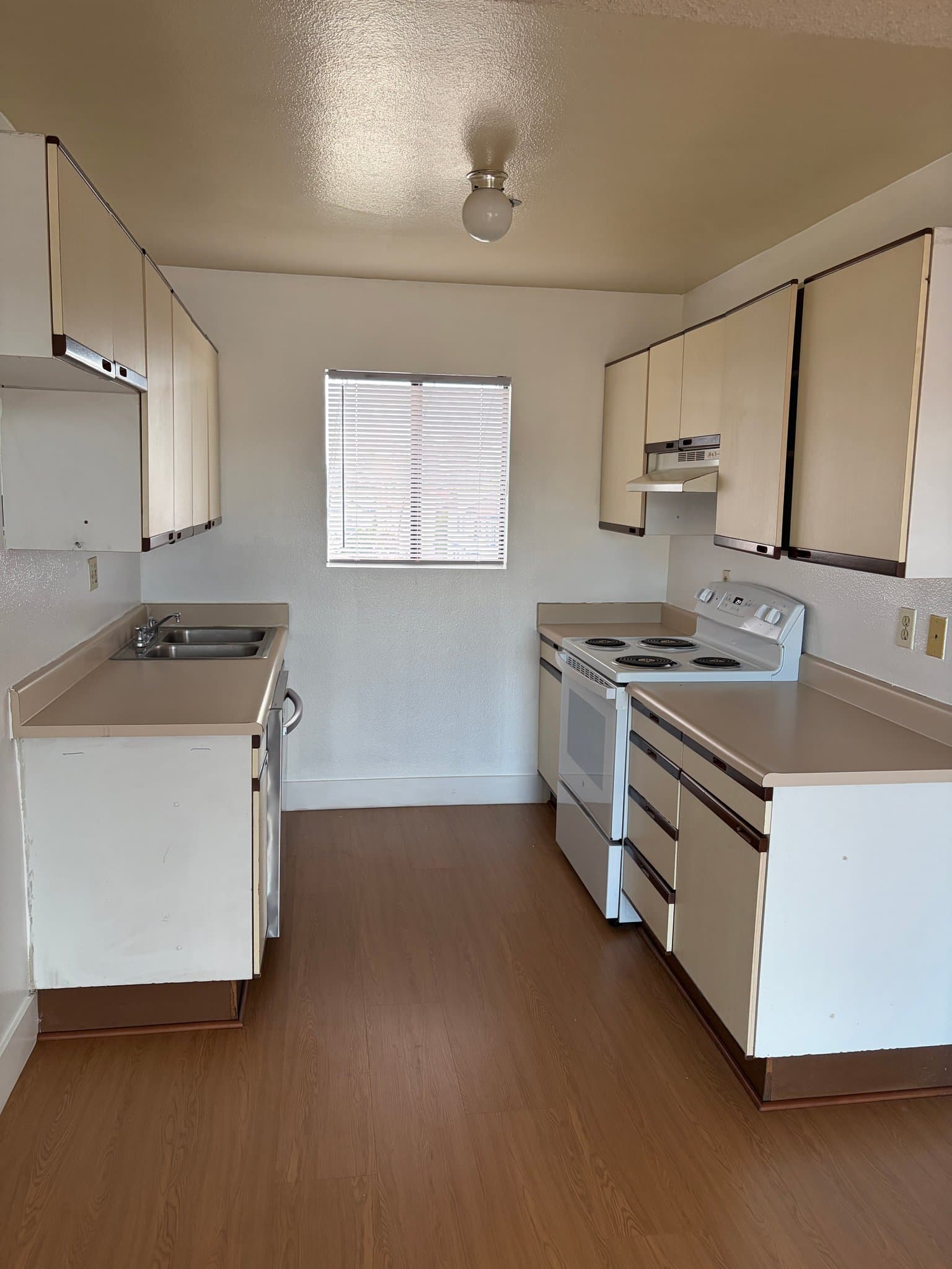 Alhambra Apartment: 2420 W Grand Ave