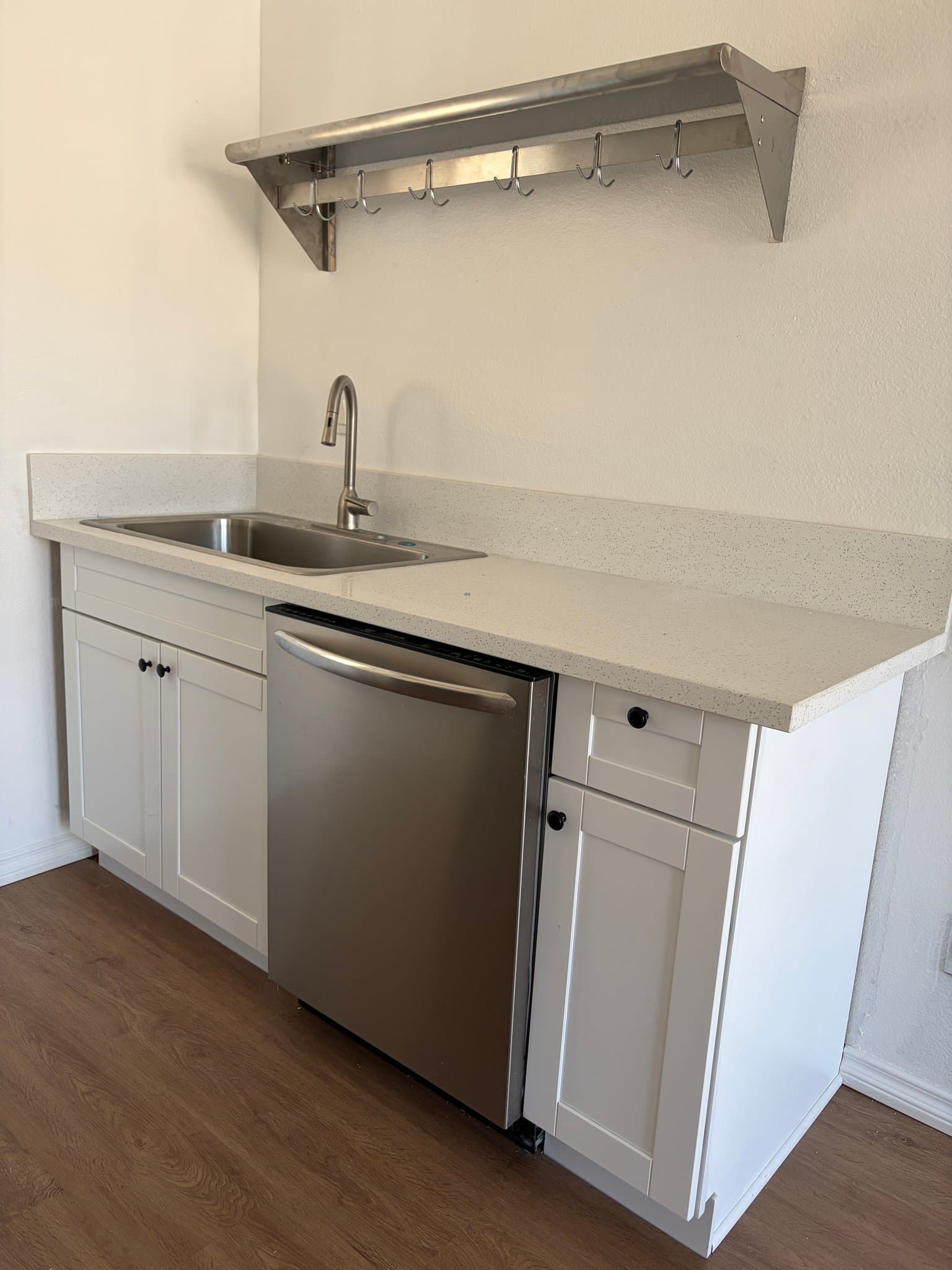 Alhambra Apartment: 2420 W Grand Ave