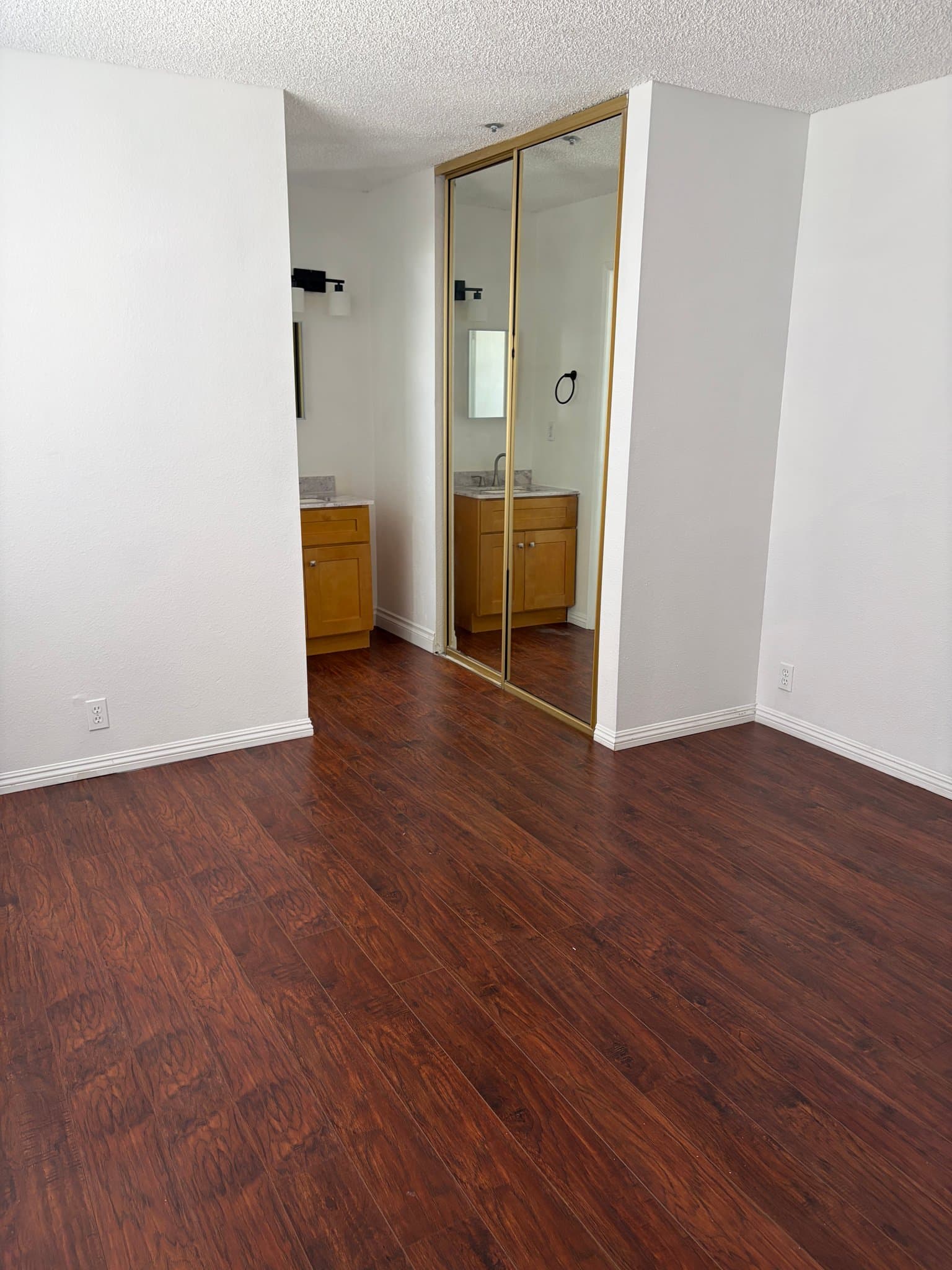 Alhambra Apartment: 2420 W Grand Ave