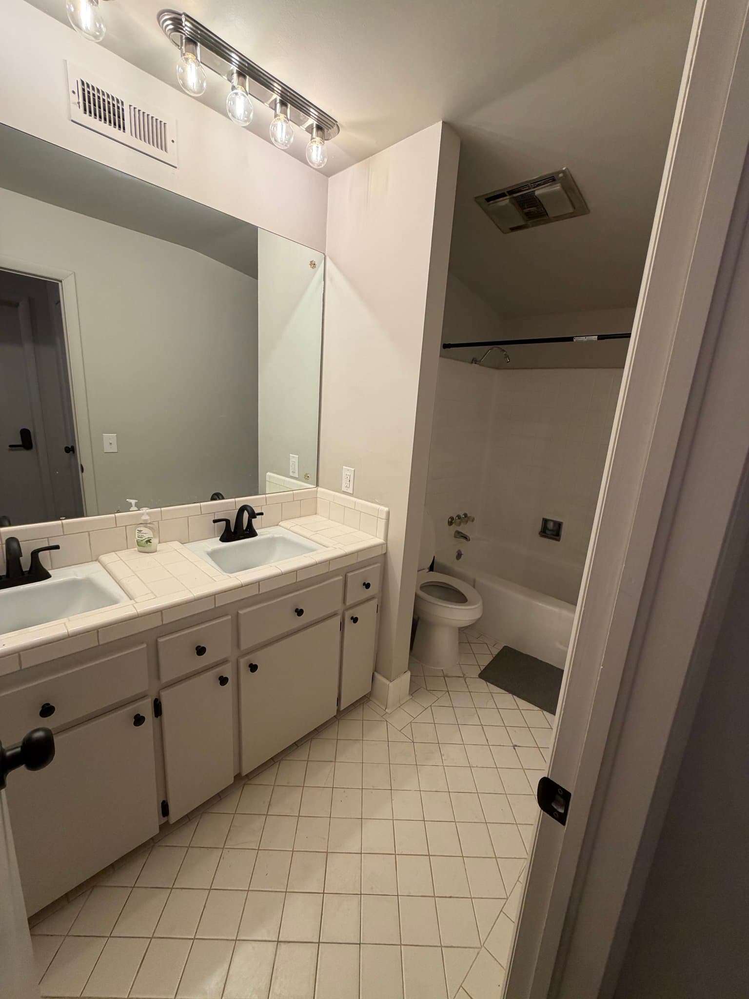 Tulsa Single Room: 6022 S 72nd E Ave