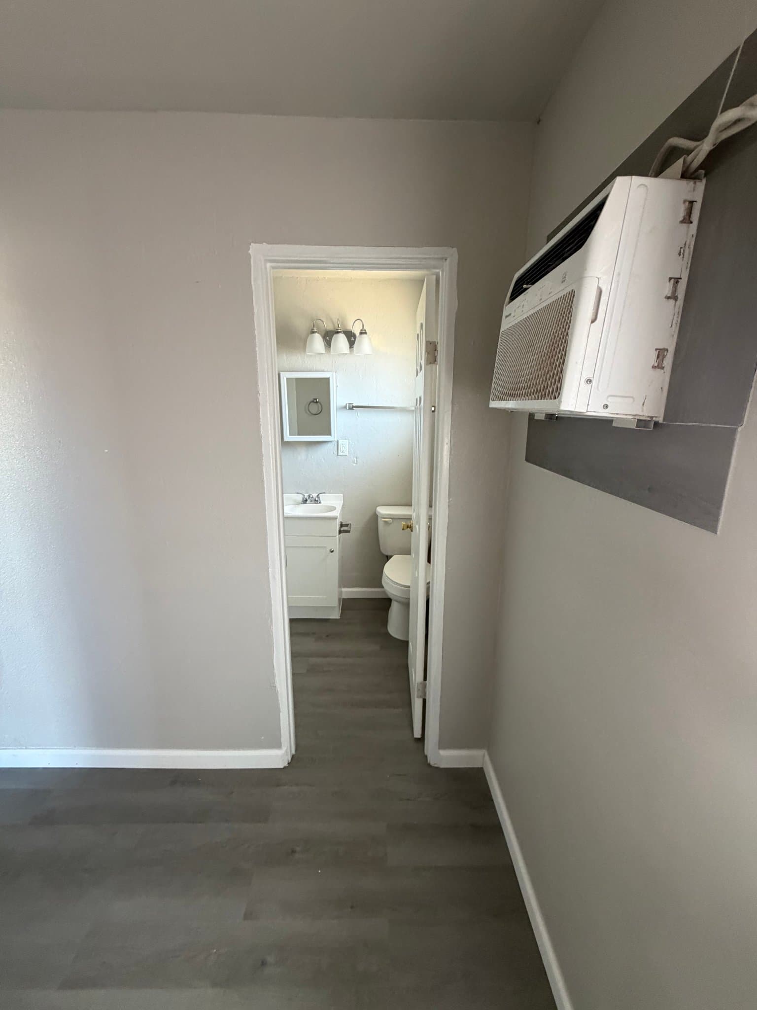 CALIPATRIA Apartment: 101 E. BARBARA ST