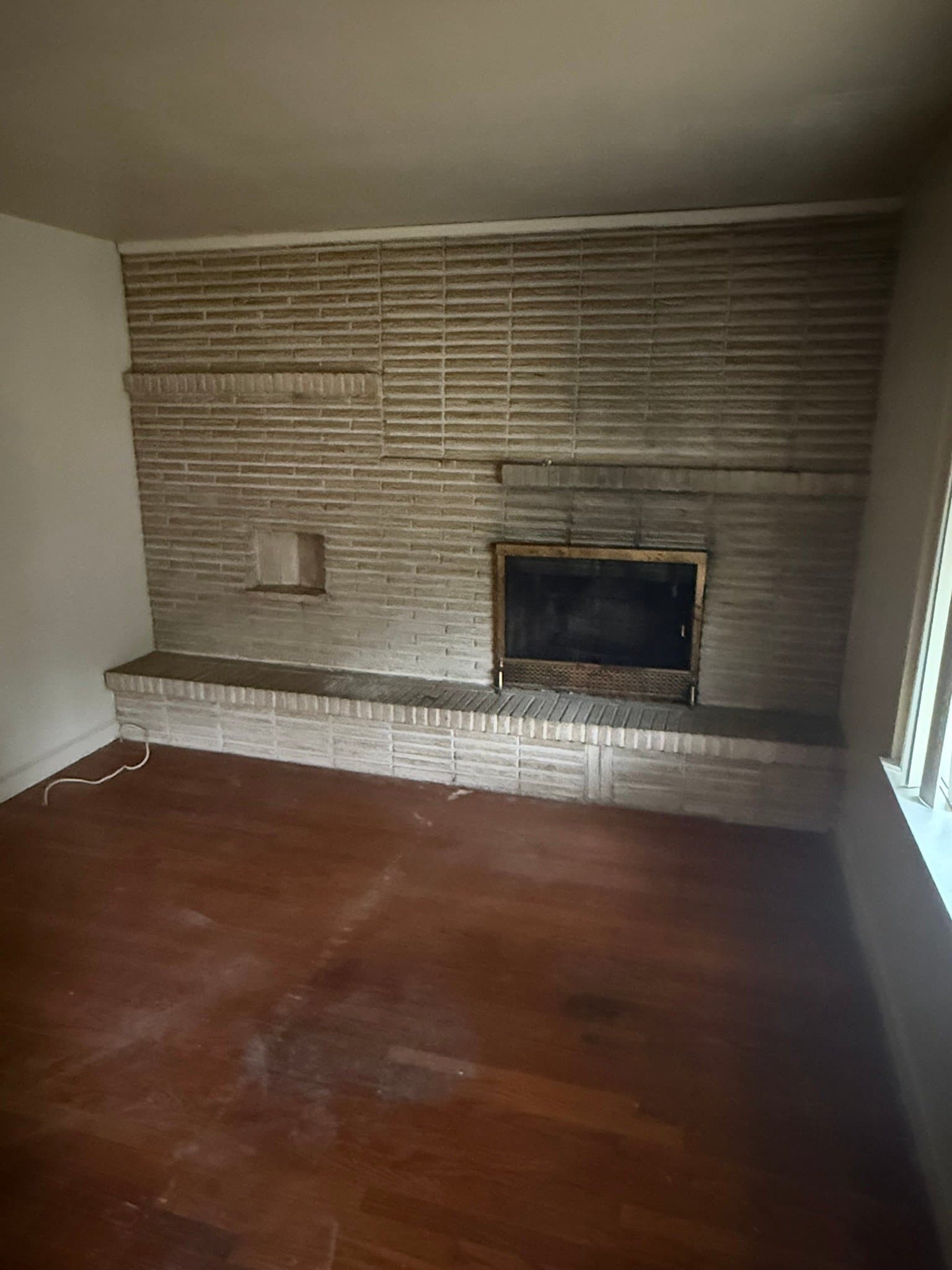 St Louis House: 567 Glorose Dr.