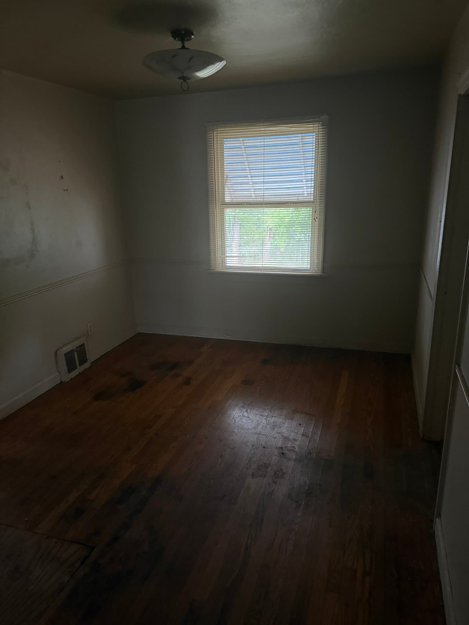 St Louis House: 567 Glorose Dr.