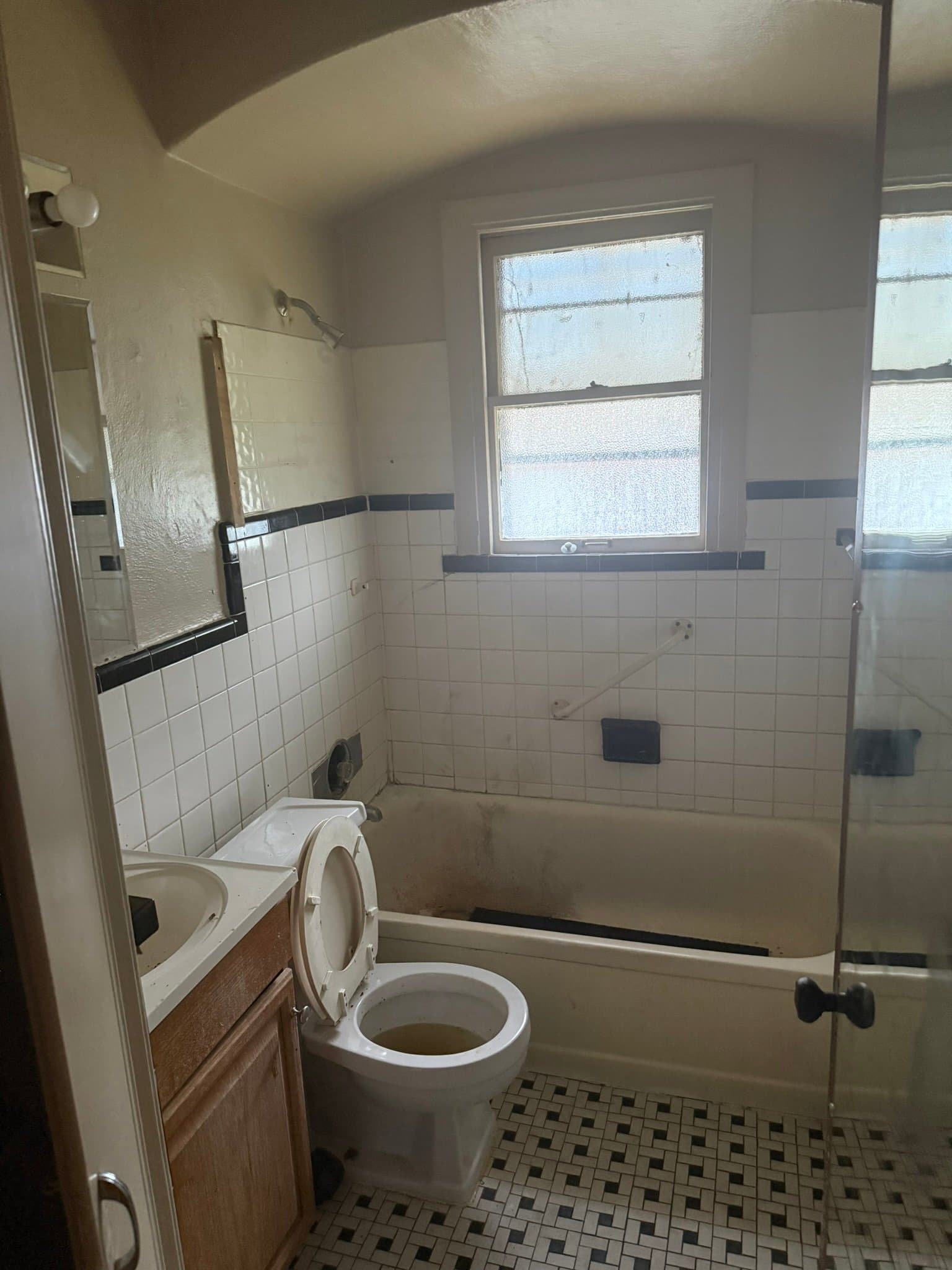 St Louis House: 567 Glorose Dr.
