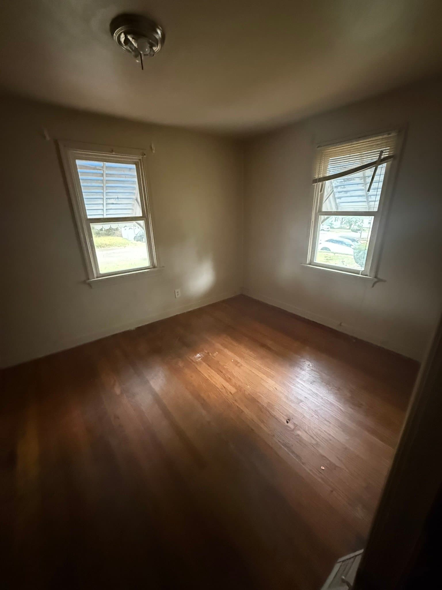 St Louis House: 567 Glorose Dr.