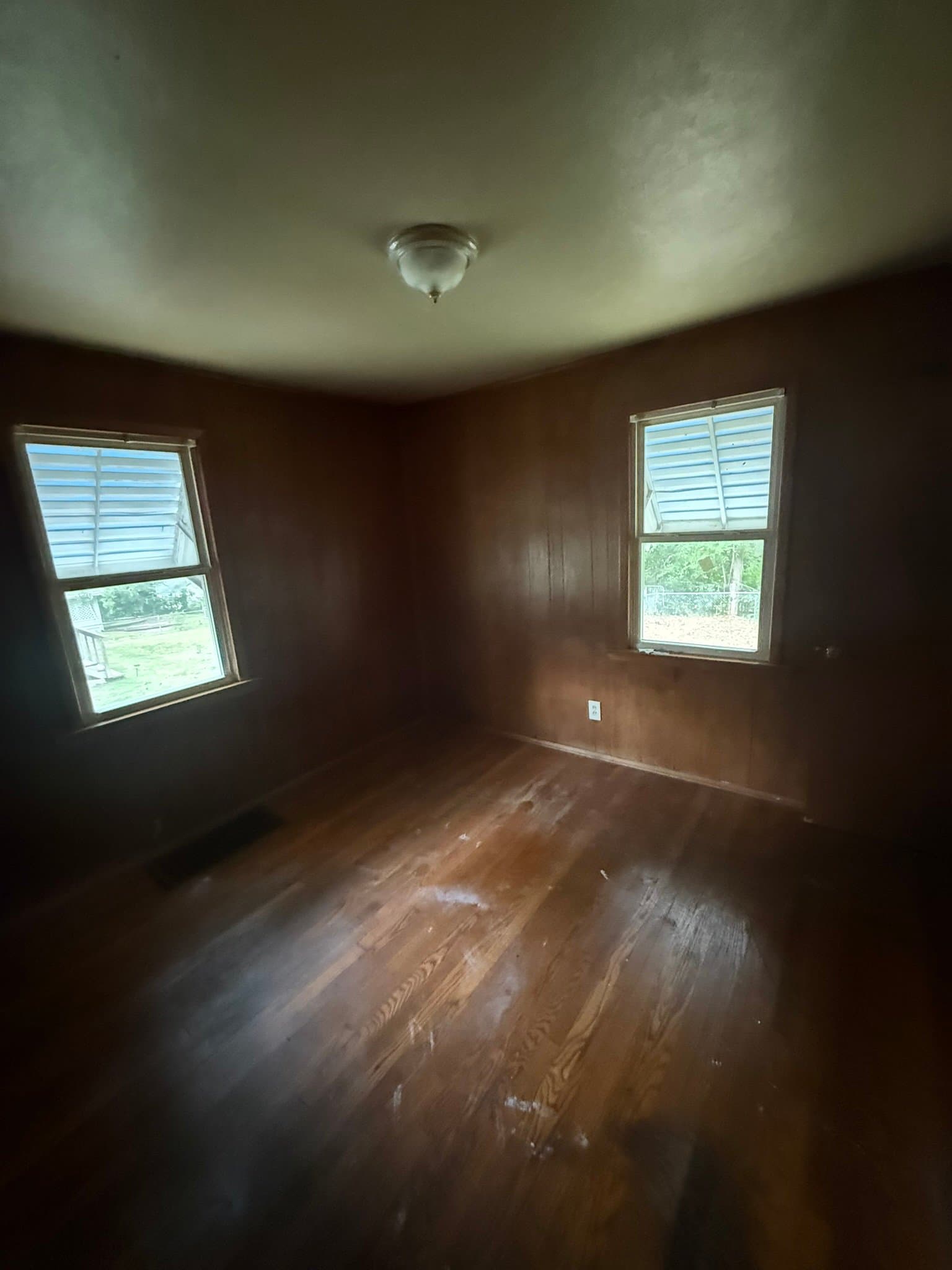 St Louis House: 567 Glorose Dr.
