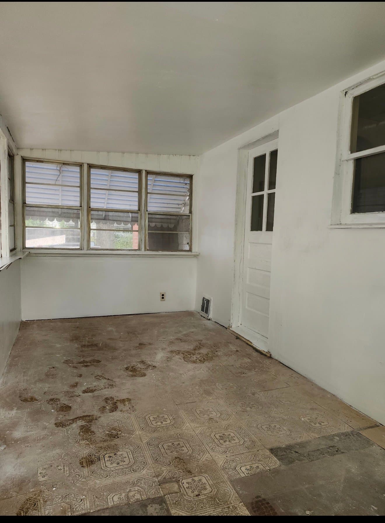 St Louis House: 567 Glorose Dr.
