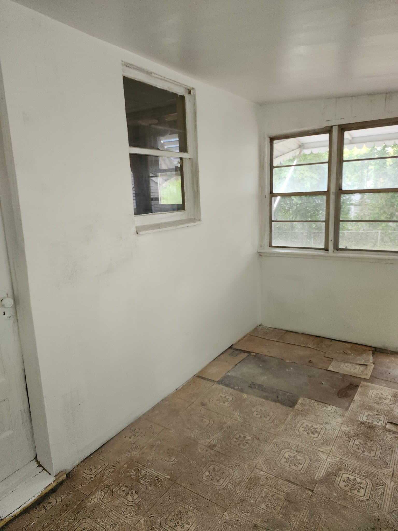 St Louis House: 567 Glorose Dr.