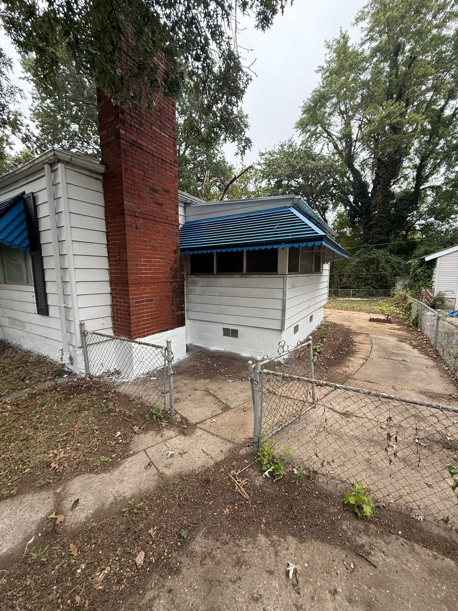 St Louis House: 567 Glorose Dr.