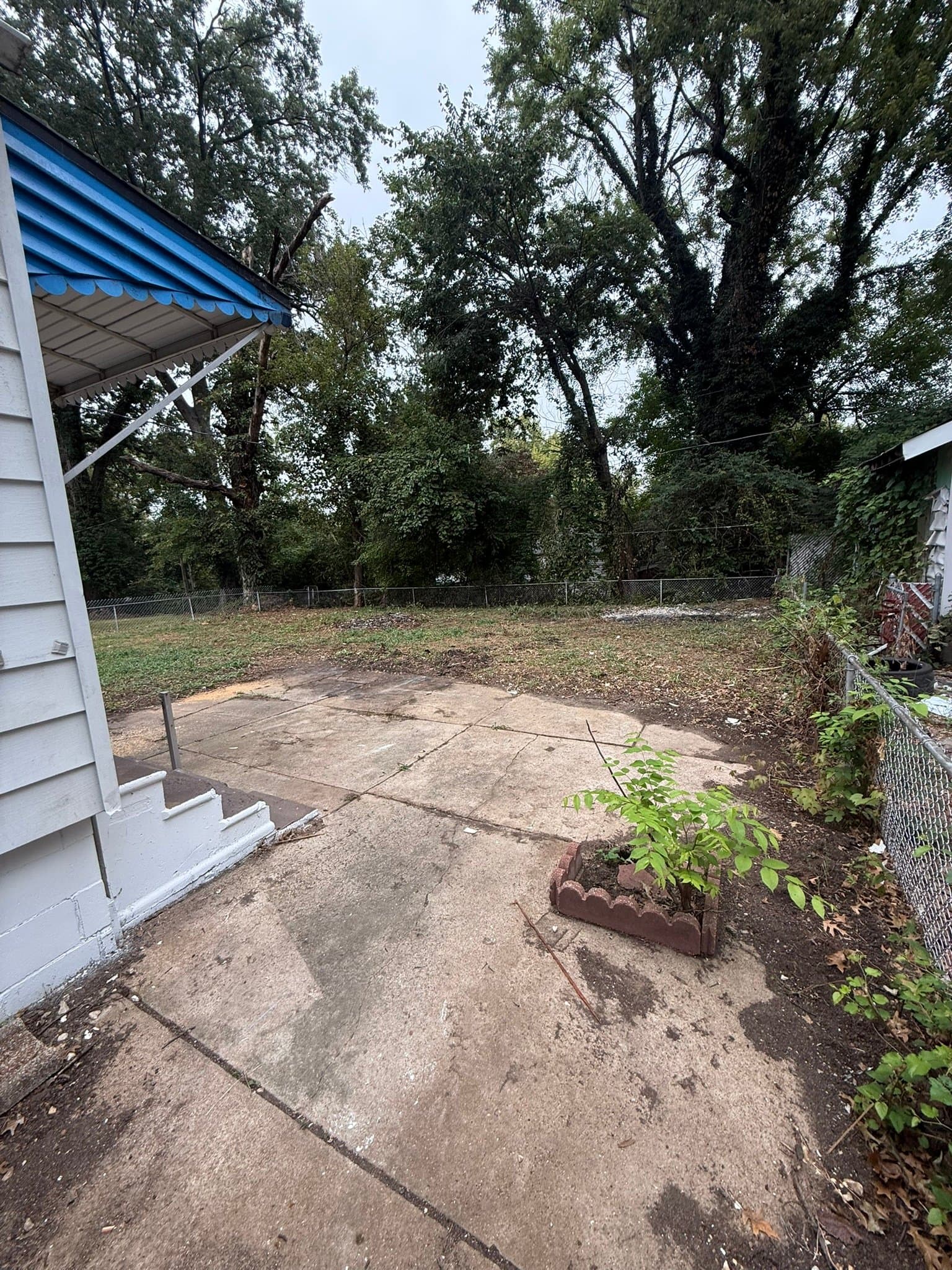 St Louis House: 567 Glorose Dr.