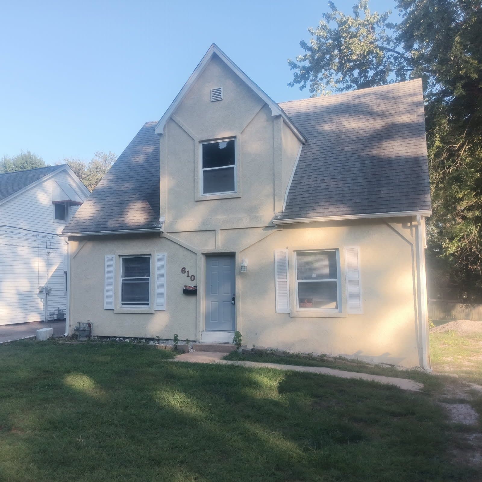 Belleville House: 610 E Monroe St
