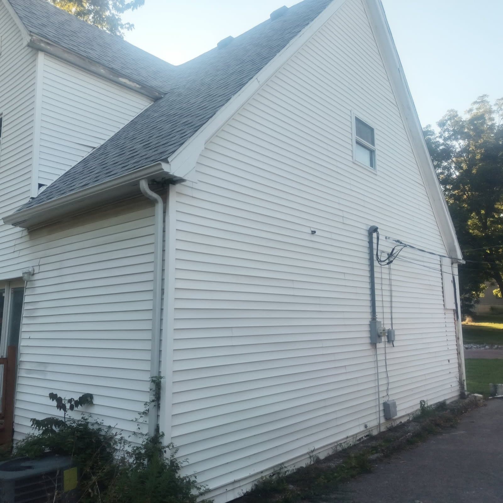 Belleville House: 610 E Monroe St