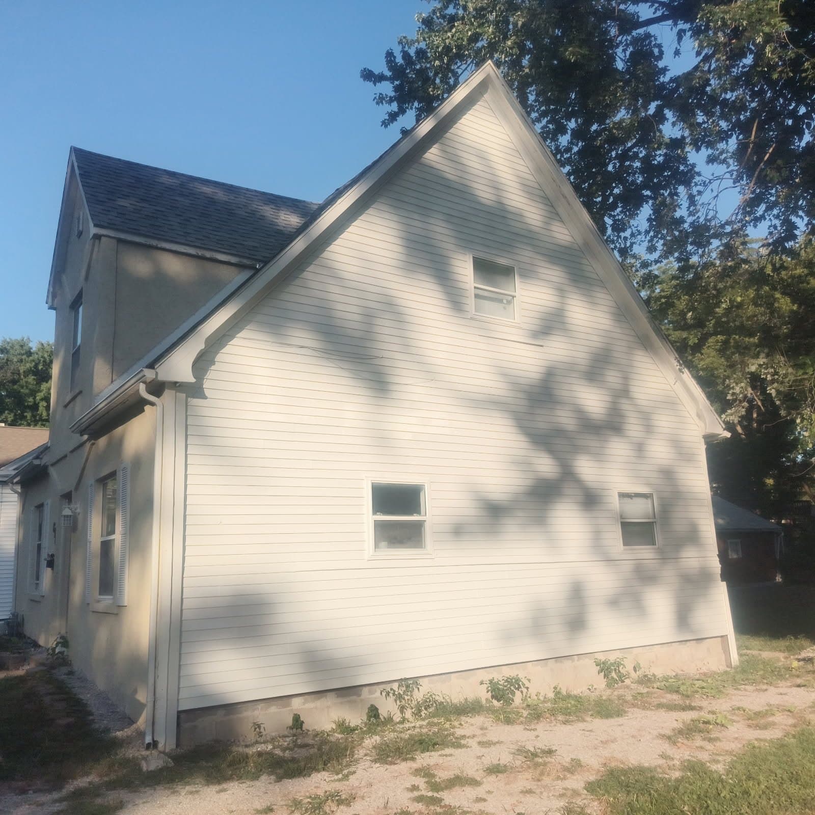 Belleville House: 610 E Monroe St