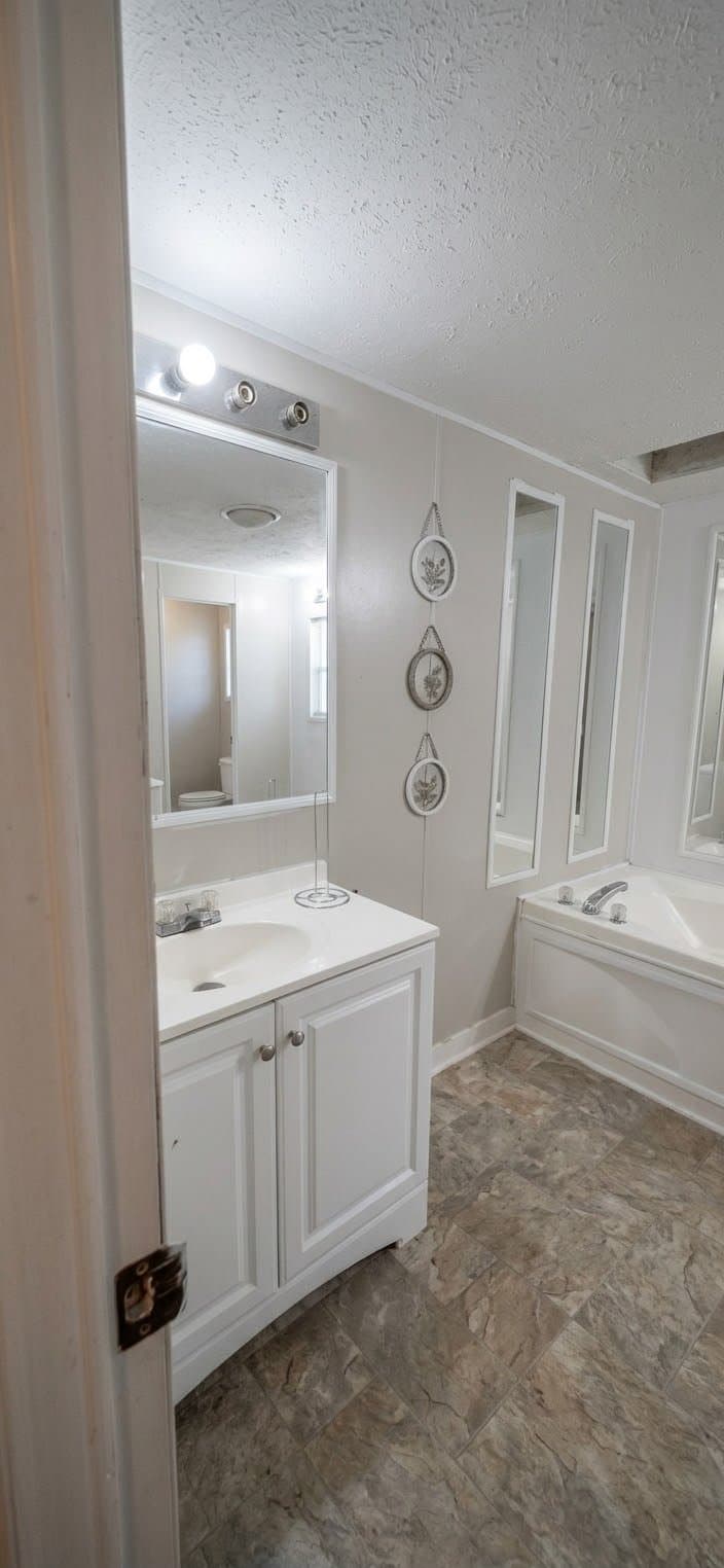 Mobile House: 1421 Cody Rd N