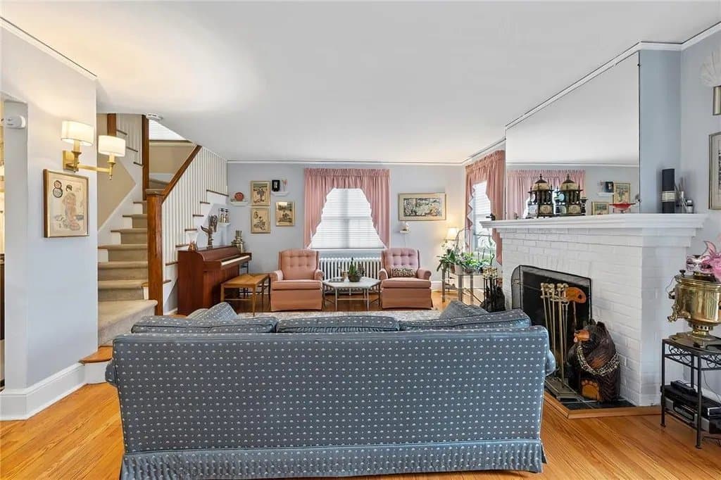 New Rochelle House: 6 Erroll Pl