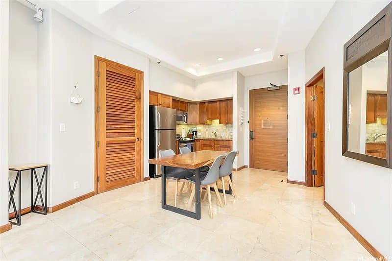 Honolulu Apartment: 2045 Kalakaua Ave