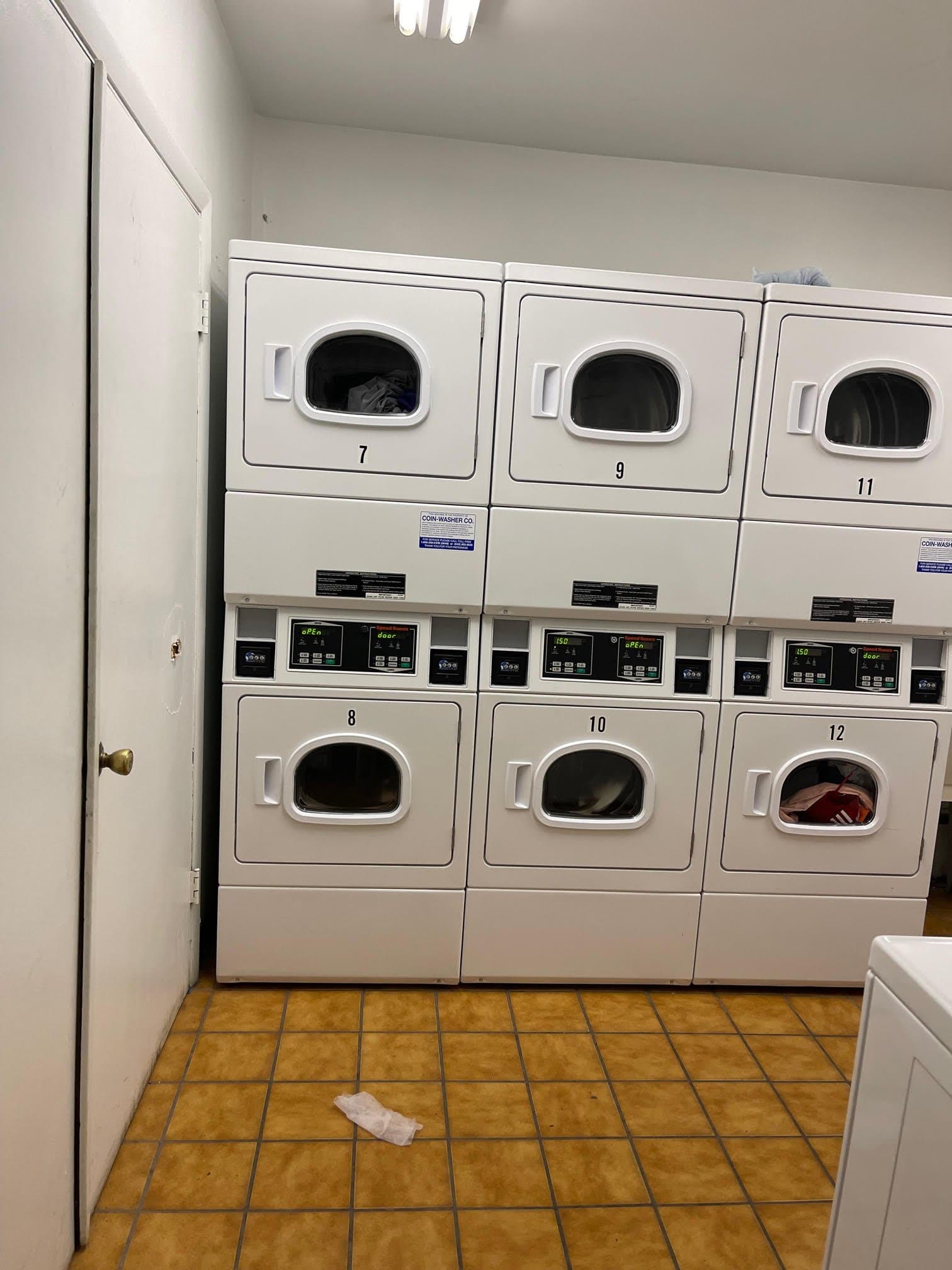 Chicago Apartment: 663 W Grace St