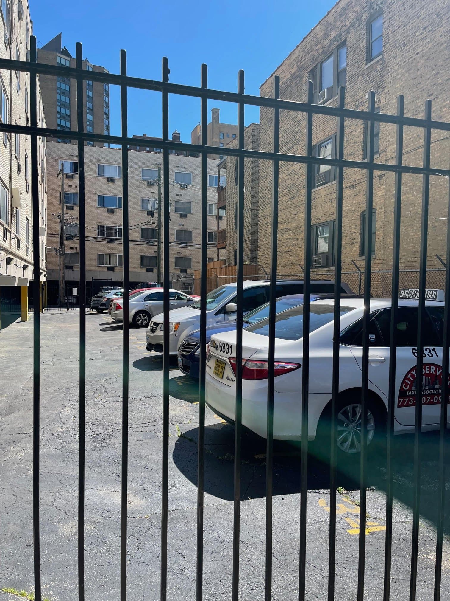 Chicago Apartment: 663 W Grace St