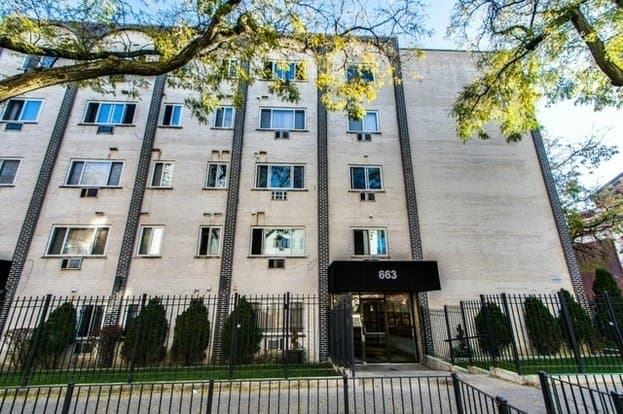 Chicago Apartment: 663 W Grace St