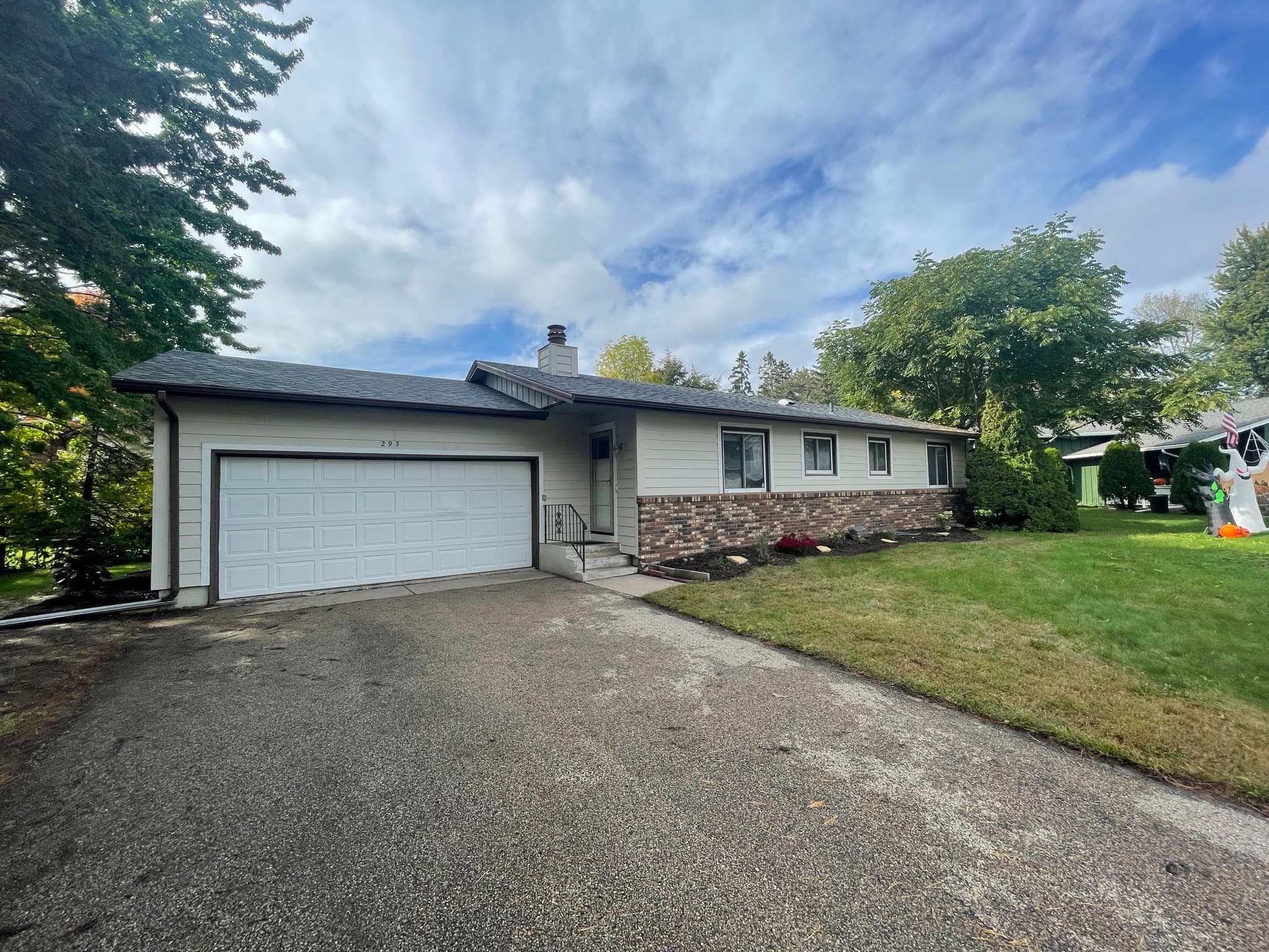 Chaska House: 293 Cardinal Ct