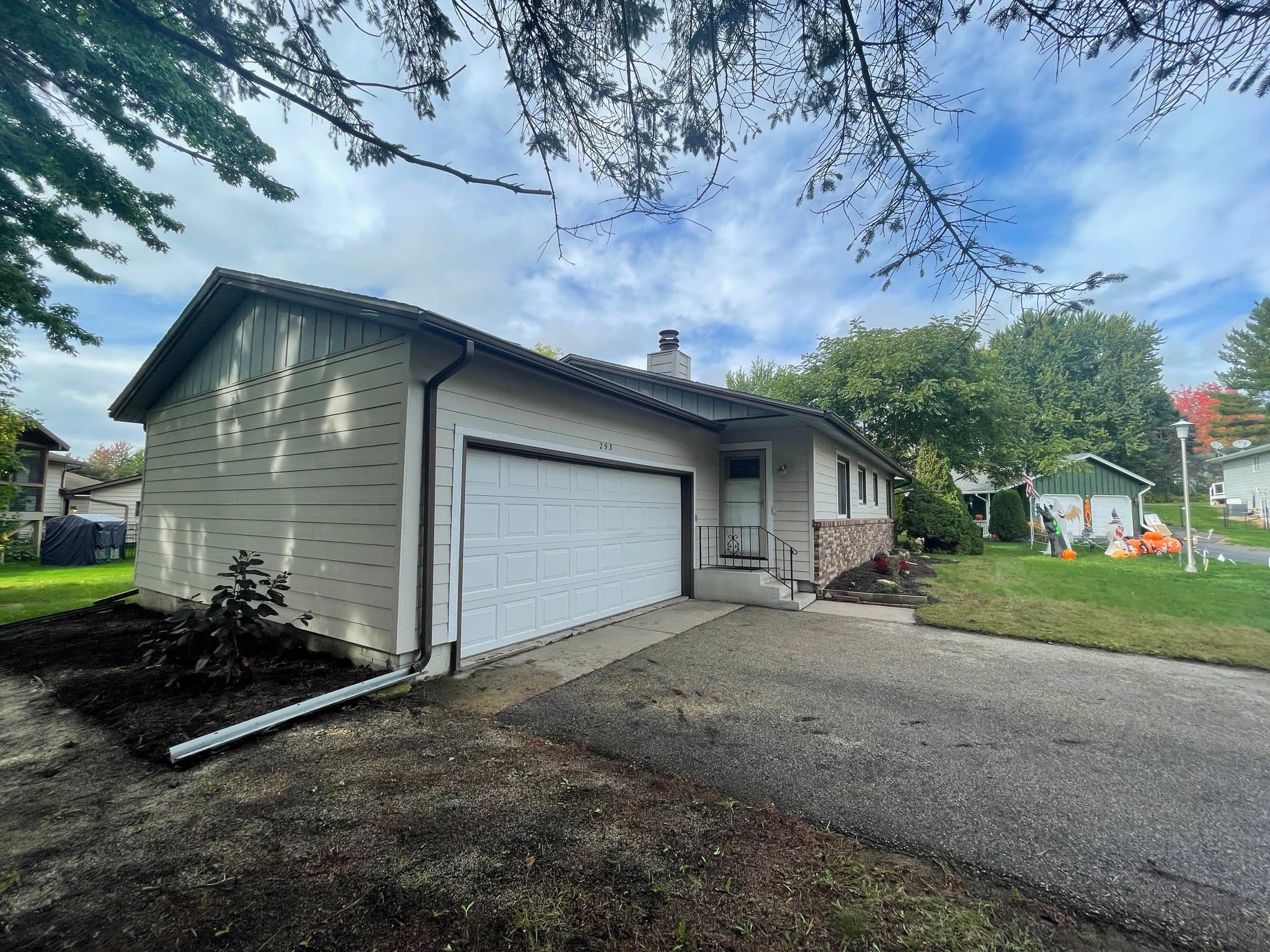 Chaska House: 293 Cardinal Ct