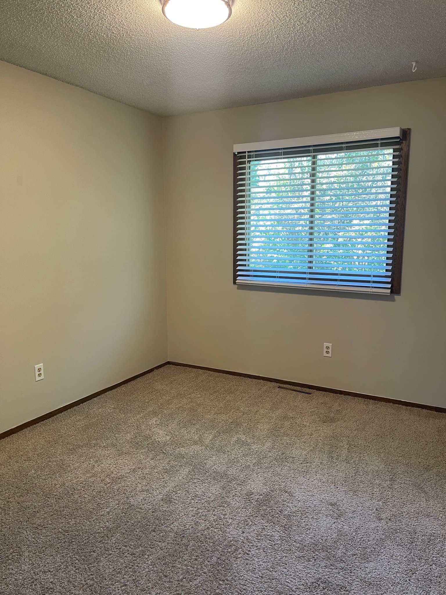 Chaska House: 293 Cardinal Ct
