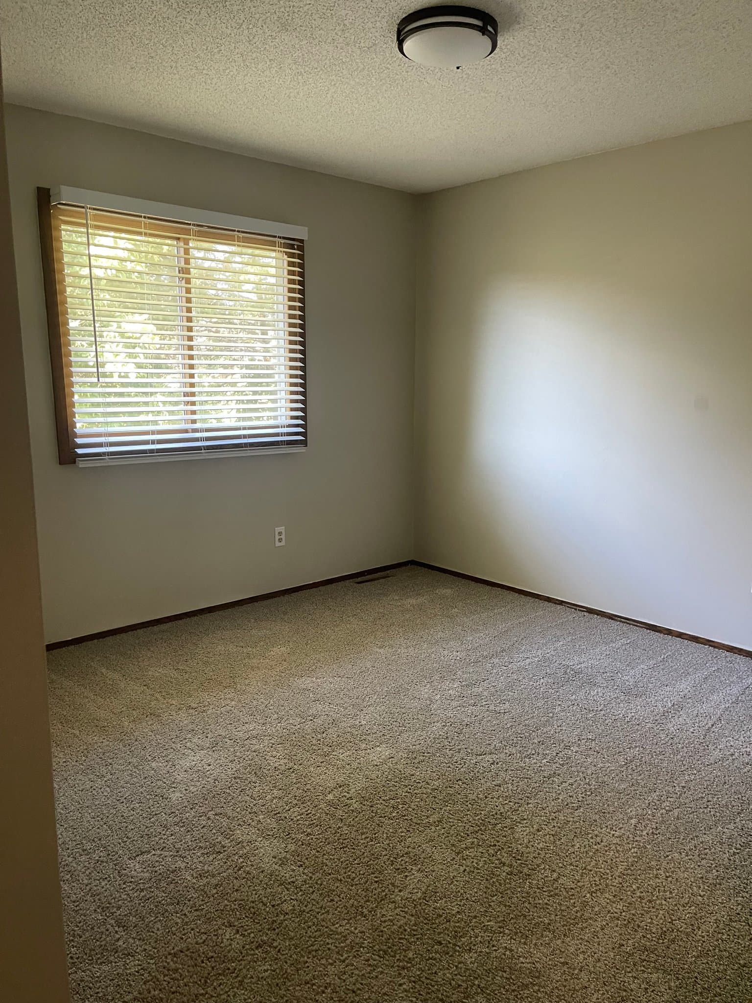 Chaska House: 293 Cardinal Ct