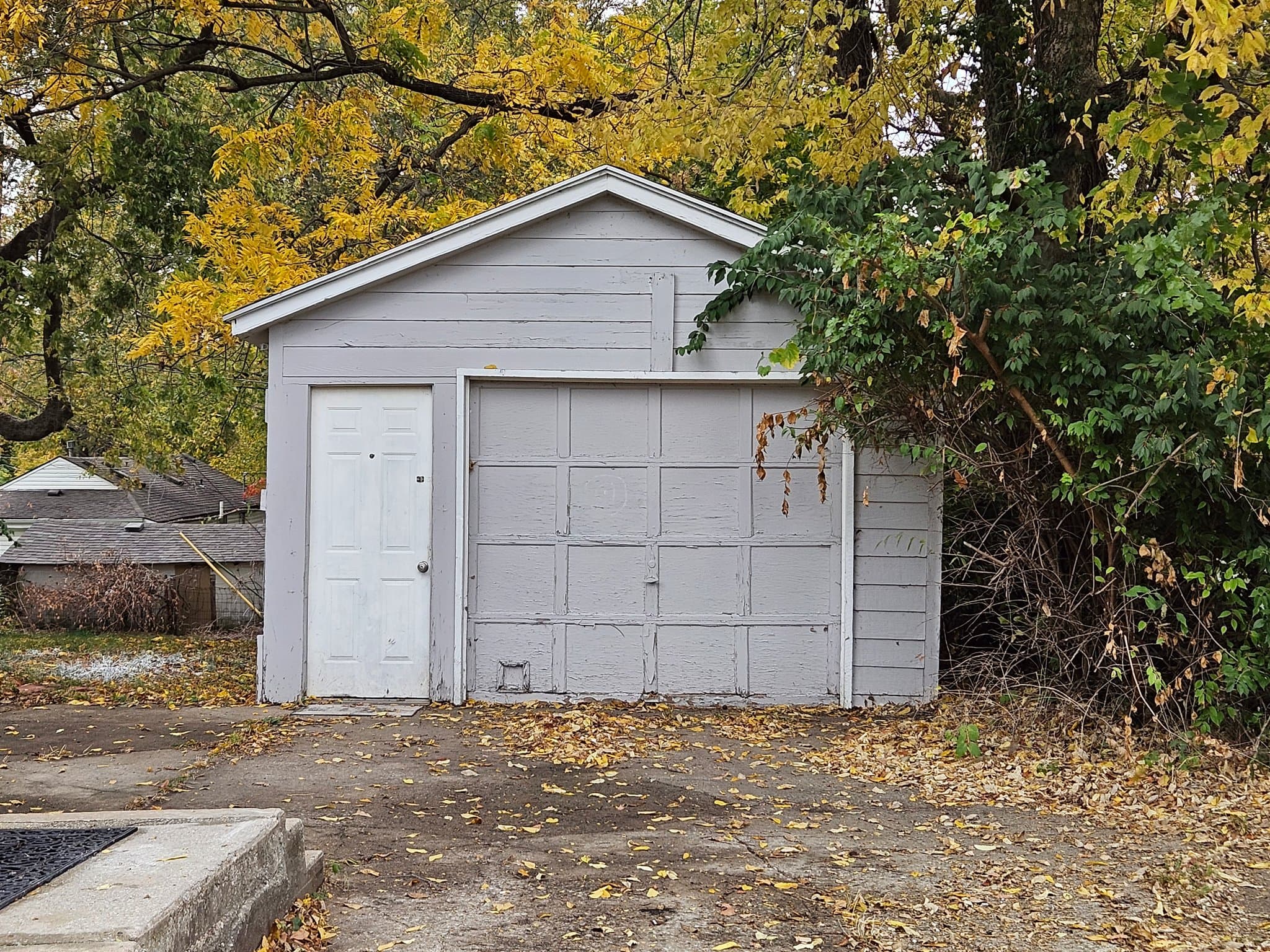 Independence House: 104 S Huttig Ave