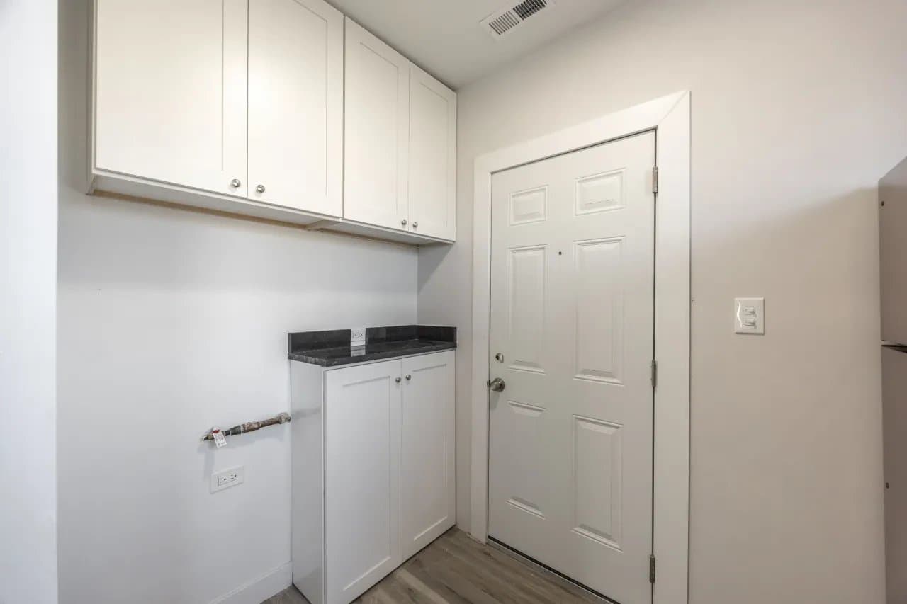 Chicago Apartment: 5235 West Lake Street #2B Chicago, IL 60644