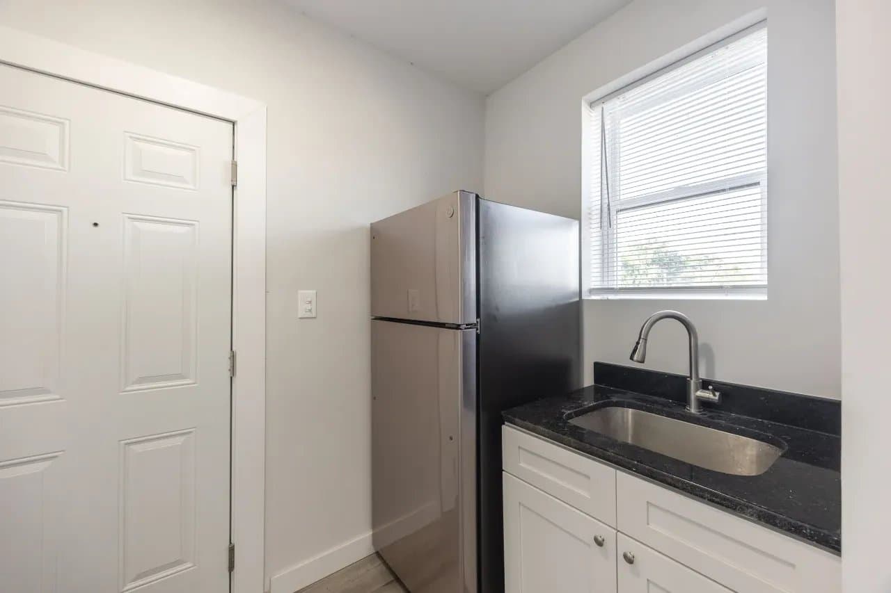 Chicago Apartment: 5235 West Lake Street #2B Chicago, IL 60644