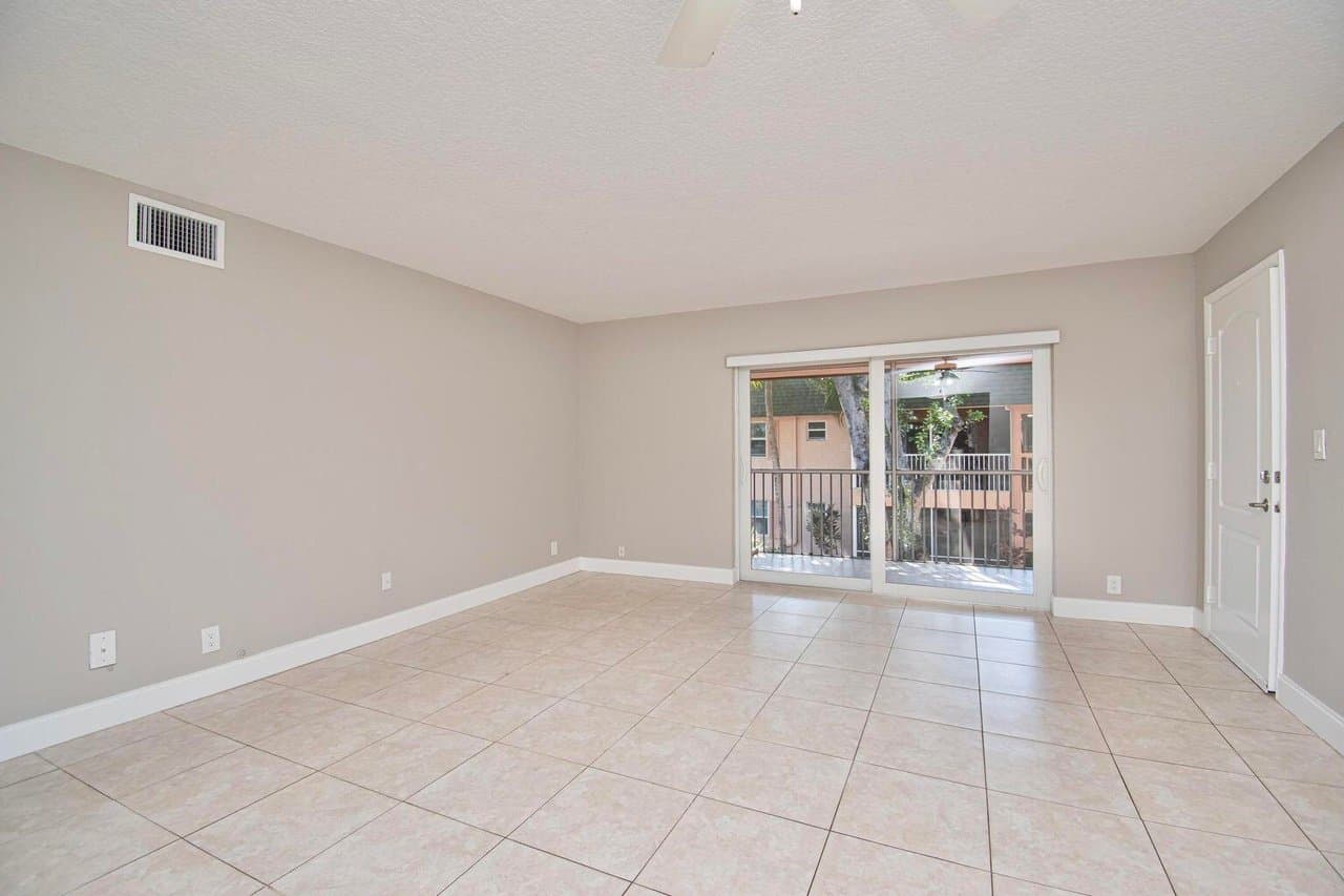 Deerfield Beach Condo: 770 SE 2nd Ave